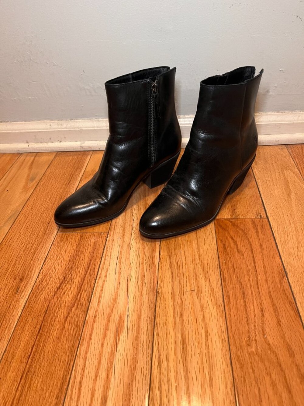 Authentic Frye black leather designer ankle boots Size 7.5